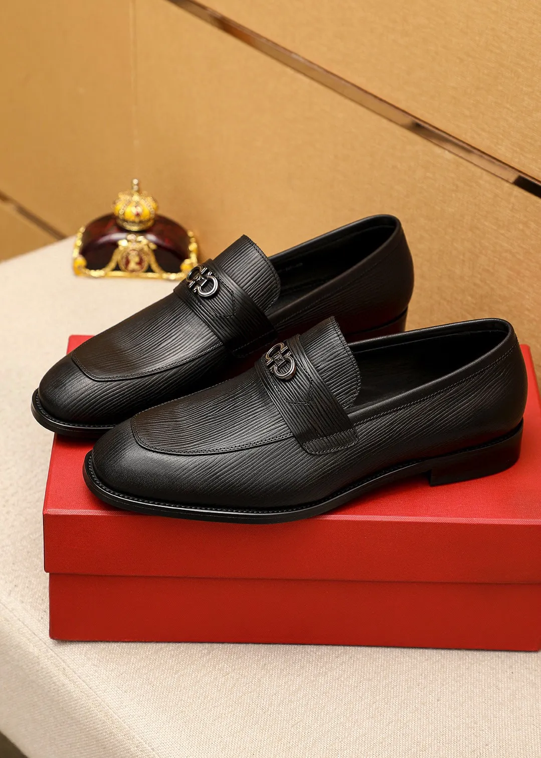 Men's shoes 💰480 💐 Product trademark: Ferragamo "Ferragamo" casual leather shoes Regular size: 38-44 (45.46🉑️customized) Product materials: Selected imported first-layer cowhide embossed upper + luxury hardware buckle, imported water-dyed cowhide leather lining. Strong three-dimensional visual effect, original rubber outsole Color: 1⃣️color optional